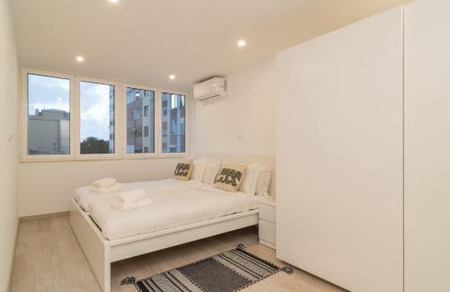 Paco De Arcos Apartment | Stylish Apartment W/River View by LovelyStay