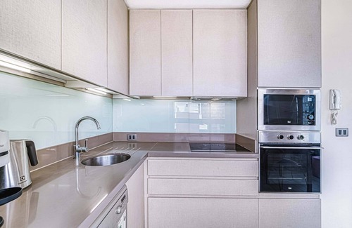 Santiago Apartment | Stylish Art 2B w/Balcony, Parking & Wifi