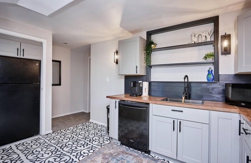 Aurora House | Stylish basement/apartment ideal for long stays