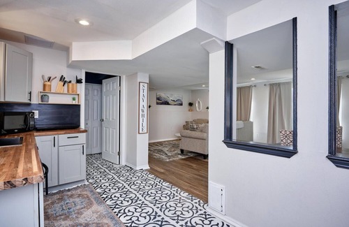 Aurora House | Stylish basement/apartment ideal for long stays