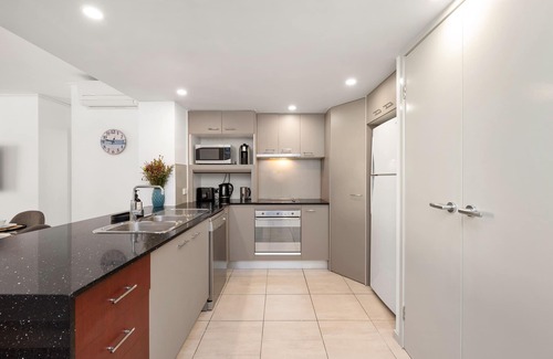Redcliffe Condo | Stylish beachside unit 3 min walk to beach