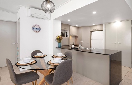 Redcliffe Condo | Stylish beachside unit 3 min walk to beach