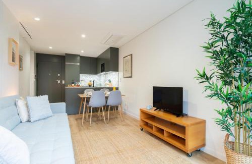 Aldoar Apartment | Stylish & Bright Flat with Balcony by HostWise
