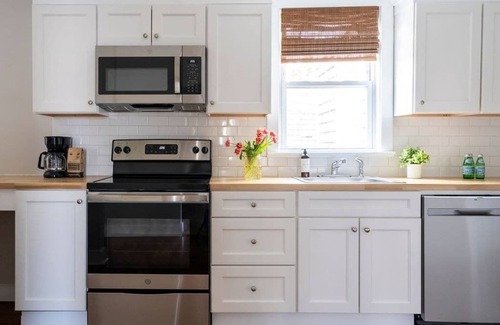 Off Broadway Apartment | Stylish Broadway Stay Near Shops & Waterfront