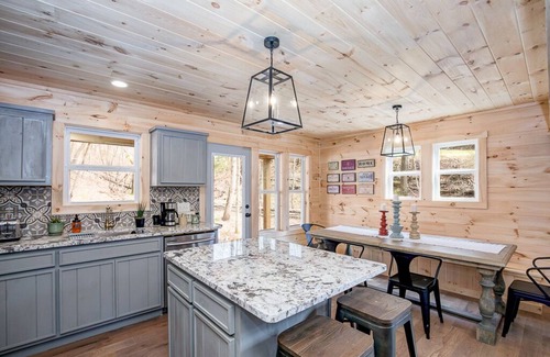 Dahlonega Cabin | Stylish Cabin within a mile of Town Square