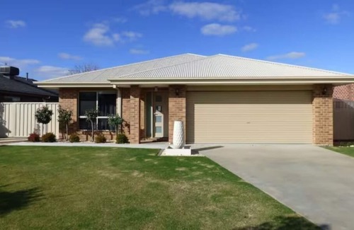 Horsham House | Stylish Centrally Located