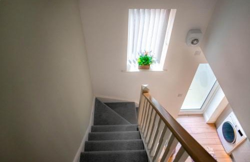 Castle House | Stylish Chalet 5min to Beach