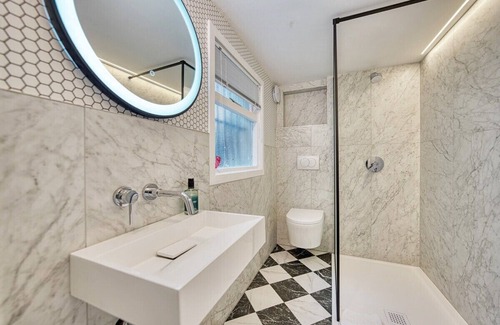 East End Apartment | Stylish city base w local charm