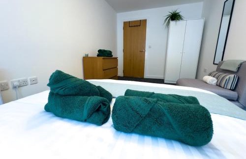 Manchester City Centre Apartment | Stylish City Centre Flat - Balcony and Parking