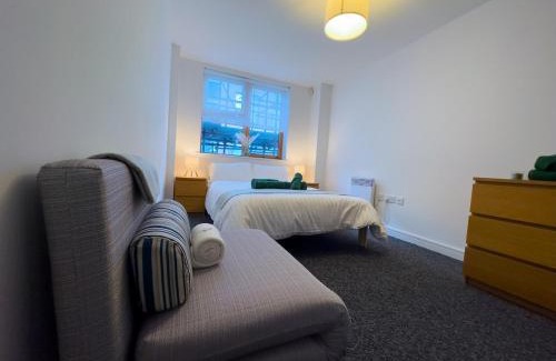 Manchester City Centre Apartment | Stylish City Centre Flat - Balcony and Parking