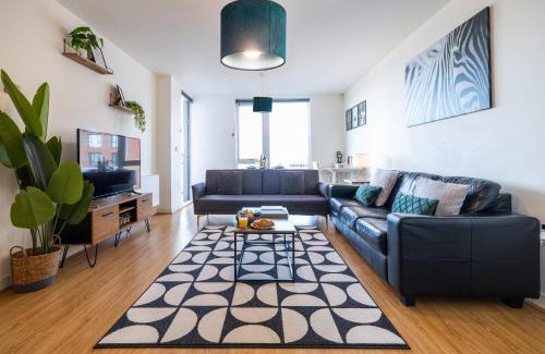 Central Milton Keynes Apartment | Stylish City Centre Apartment - Home From Home With Fully-Equipped Kitchen, Smart TV, Netflix, Superfast WiFi, Free Parking, Self Check-In - By Brightleap Apartments