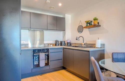 Vauxhall Apartment | Stylish City Stay | Juliette Balcony, Retro Games & Fast WiFi | Sleeps 4