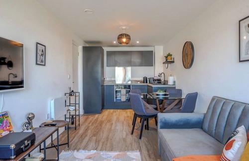 Vauxhall Apartment | Stylish City Stay | Juliette Balcony, Retro Games & Fast WiFi | Sleeps 4