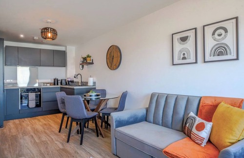 Vauxhall Apartment | Stylish City Stay | Juliette Balcony, Retro Games & Fast WiFi | Sleeps 4
