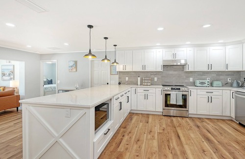 Ringling Park House | Stylish Coastal 3BR Pool Near Downtown & Sand