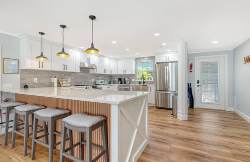 Ringling Park House | Stylish Coastal 3BR Pool Near Downtown & Sand