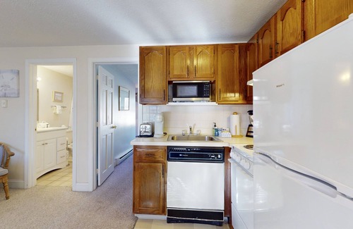 Wells Condo | Stylish Coastal Condo with a Pool, Hot Tub, Tennis Courts, and EV Chargers