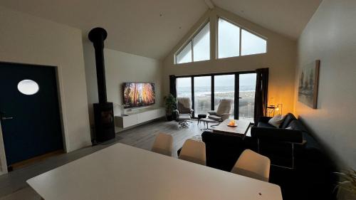 Vestbygd House | Stylish Coastal House with Stunning Ocean View