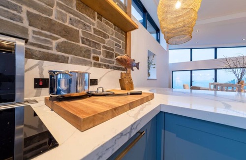 Mevagissey House | Stylish coastal retreat with panoramic views & walkable to harbour
