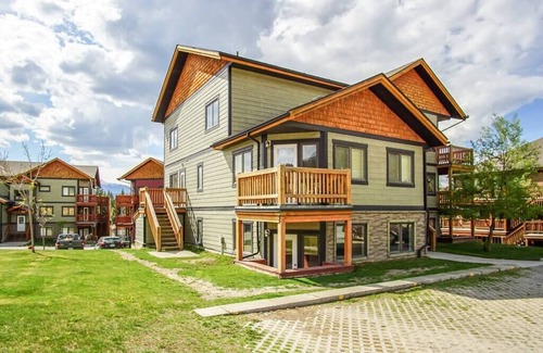 East Kootenay Apartment | Stylish & comfy condo in Radium Hot Springs - Only 30 mins to Panorama Resort!