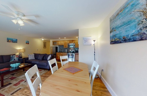 Edgecomb Condo | Stylish Condo at Sheepscot Harbor Resort w/Free WiFi, River Views, & Balcony