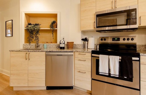 Cardozo Condo | Stylish Condo w/Patio in Historic U St Rowhouse