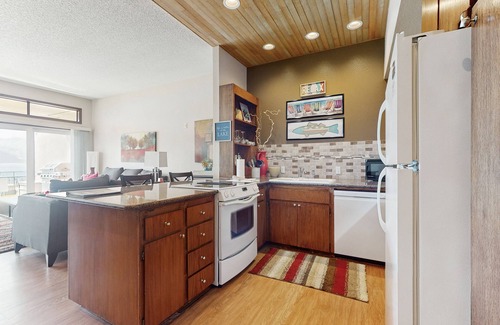 Chelan Condo | Stylish Condo with Shared Hot Tub, Pool & Lakefront Access