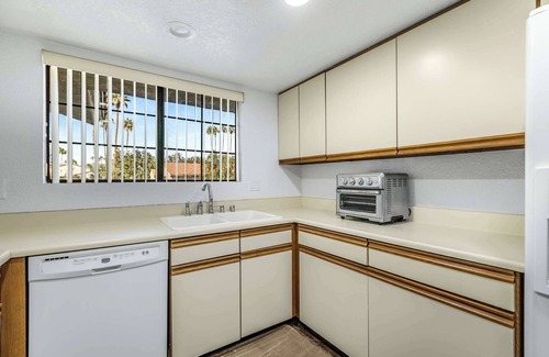 Palm Springs Condo | Stylish Condo with Panoramic View & Community Pool