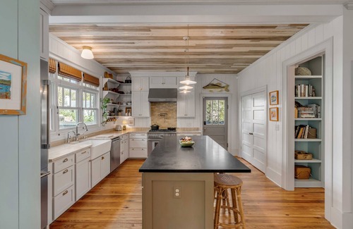 Charleston House | Stylish Cottage w/Gourmet Kitchen, Screened Patio & Gameroom — 7 mins from dt!