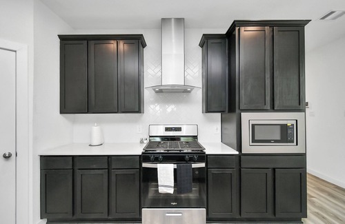Southeast Houston House | Stylish & Cozy 4 Beds - Near Downtown W/Backyard