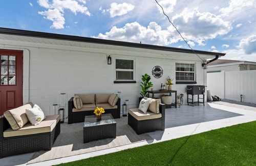 Oakford Park House | Stylish & Cozy Family Gem ~ 5 Star Location ~ Backyard