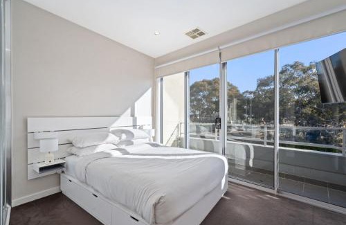 Curtin Apartment | Stylish Curtin Stay with Balcony Views