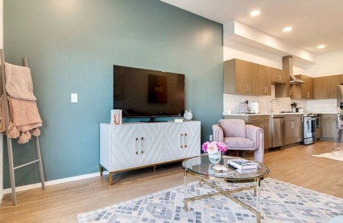 Edgehill Condo | Stylish downtown condo w/pool & parking