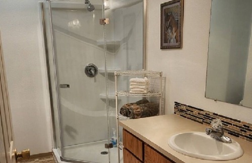 Clarkston Condo | Stylish Duplex close to shops, dining, hospitals in charming Clarkston, WA