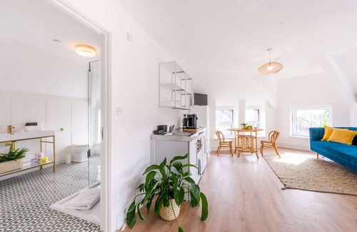 Riverside Apartment | Stylish en-suite Boutique Apartment 8min to centre for 4