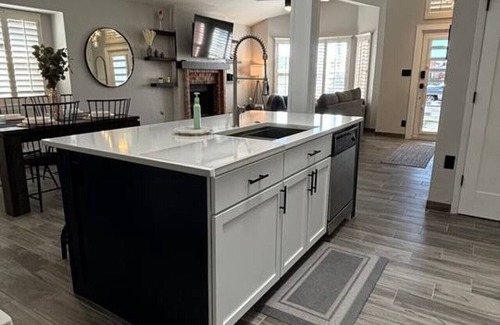 Biggs Field House | Stylish Escape/3BDRM & fireplace
