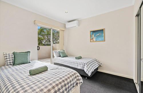 Spring Hill Apartment | Stylish Escape Free Parking for 2 Walk to CBD