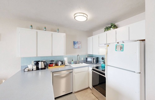 Newport Condo | Stylish Escape W/Shared Pool, Direct Beach Access, Private Balcony & Ocean View