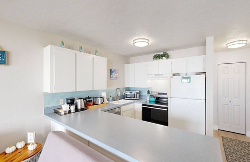 Newport Condo | Stylish Escape W/Shared Pool, Direct Beach Access, Private Balcony & Ocean View