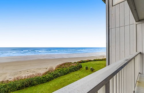 Newport Condo | Stylish Escape W/Shared Pool, Direct Beach Access, Private Balcony & Ocean View