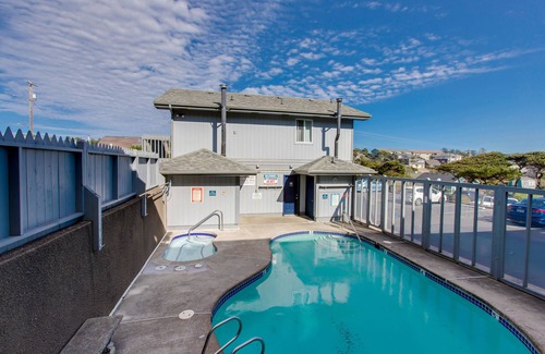 Newport Condo | Stylish Escape W/Shared Pool, Direct Beach Access, Private Balcony & Ocean View