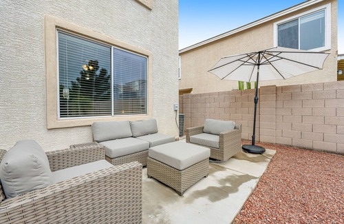 Avondale House | Stylish escape with private pool backyard oasis & high-speed WiFi