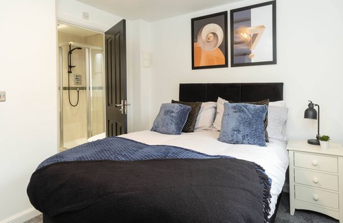 Birmingham House | Stylish Executive Home No96 - A beautiful and modern 5 bedroom house featuring 3 en-suites