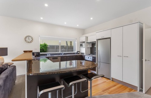 Remuera Apartment | Stylish Executive Remuera Home| by Furnished Rentals