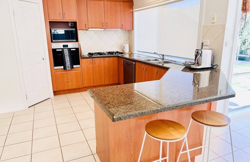 Alfredton House | Stylish Family Getaway - Steps from Train Station, Lake Wendouree - Pet Friendly