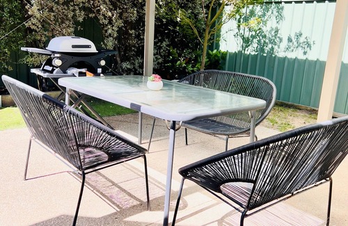 Alfredton House | Stylish Family Getaway - Steps from Train Station, Lake Wendouree - Pet Friendly