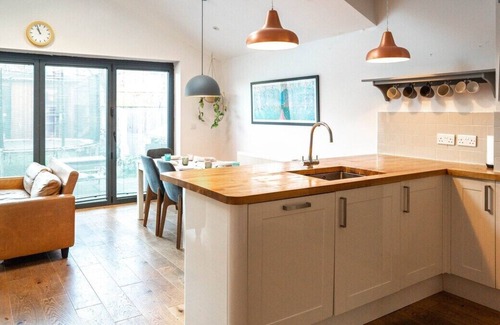 York House | Stylish Family Home w/Garden near Centre