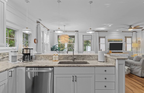 Keepers Landing House | Stylish + Family Friendly - 2 Carts, 2 Clubs, Mins to E Beach, Kayak Our Dock