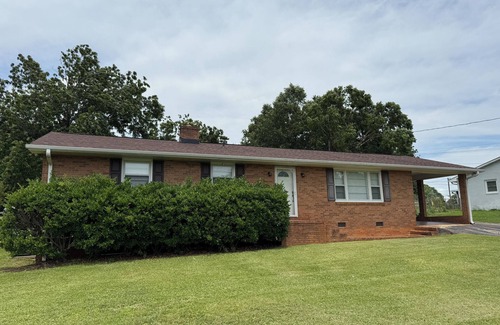 Valley Falls House | Stylish, Fully Remodeled 3 Bed/2 Bath Home - Boiling Springs family neighborhood