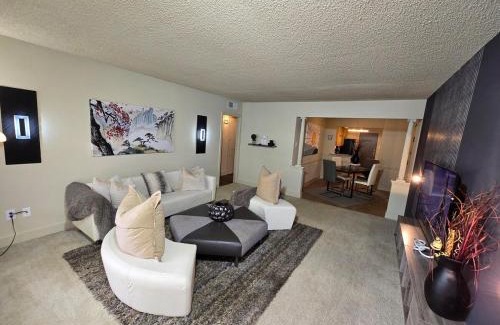 Houston Apartment | Stylish Galleria Condo 2BR 2BA Saltwater Pool Marquee Uptown